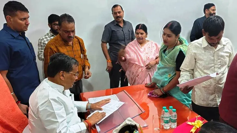 mainpuri-minister-jayveer-singh-action-bad-roads-patchwork