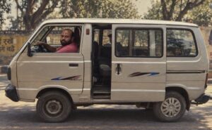 Neha Bora के घर के बाहर घूम रही संदिग्ध वैन, सोशल मीडिया पर जताई चिंता 9 Mysterious van