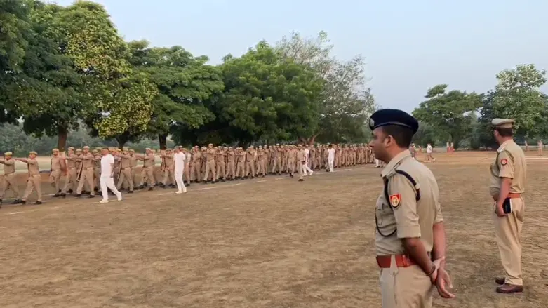 मैनपुरी: पुलिस लाइन में साप्ताहिक मंगलवार परेड, अपर पुलिस अधीक्षक नगर ने ली सलामी 5 Police Parade in Mainpuri