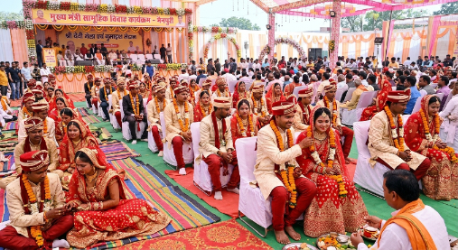 मैनपुरी में गूंजीं शहनाइयां: सामूहिक विवाह समारोह में 326 जोड़े बंधे परिणय सूत्र में, मंत्री जयवीर सिंह ने दिया आशीर्वाद 4 Samuhik vivah