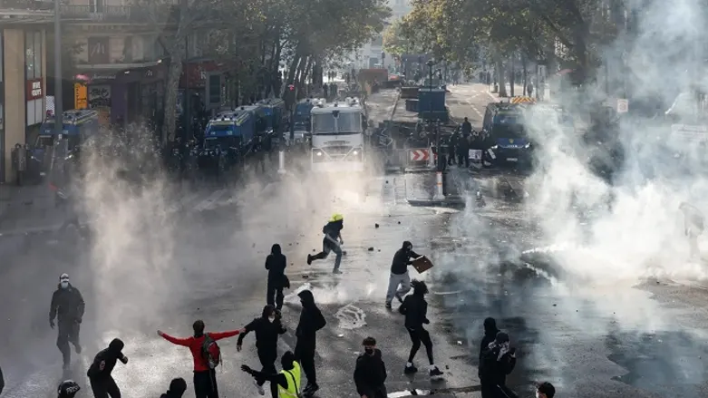 france-protests-curfew-2400-arrested