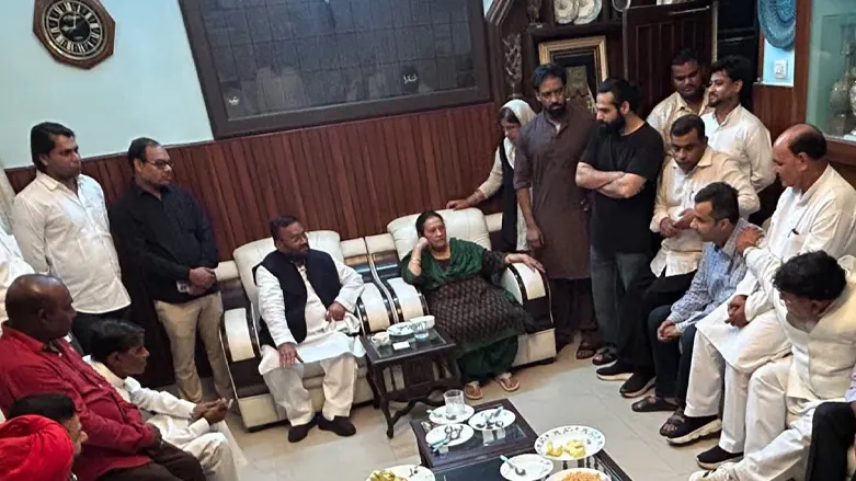 swami-prasad-maurya-meets-azam-khan-family